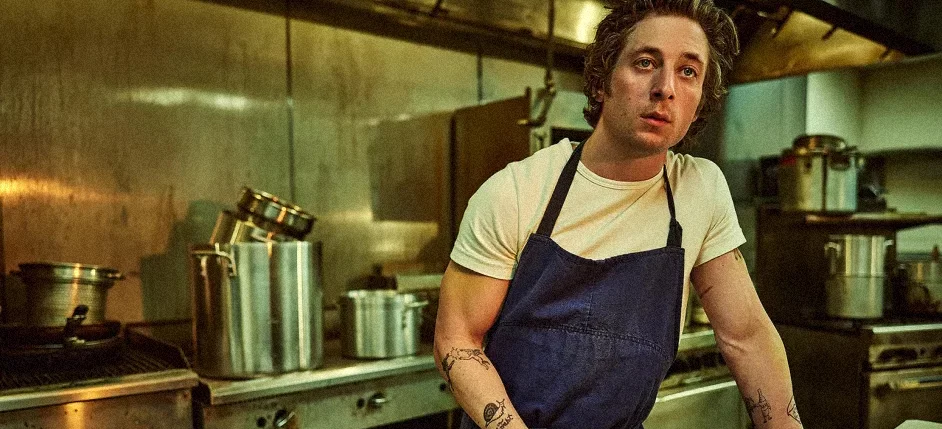 Jeremy Allen White in de keuken in een scene uit de serie The Bear